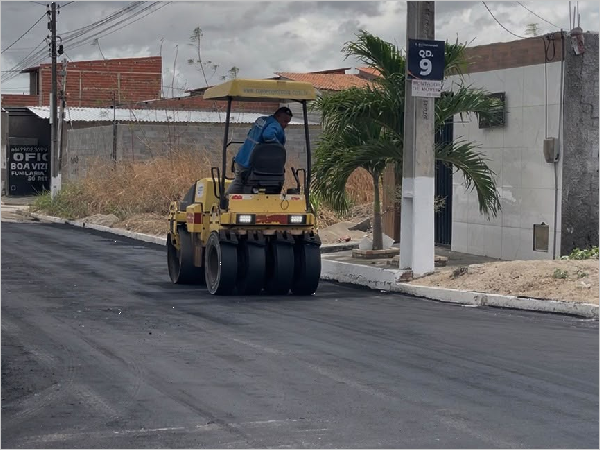 Prefeitura de Pacatuba avança com pavimentação da Avenida Principal do Mãe Rainha III